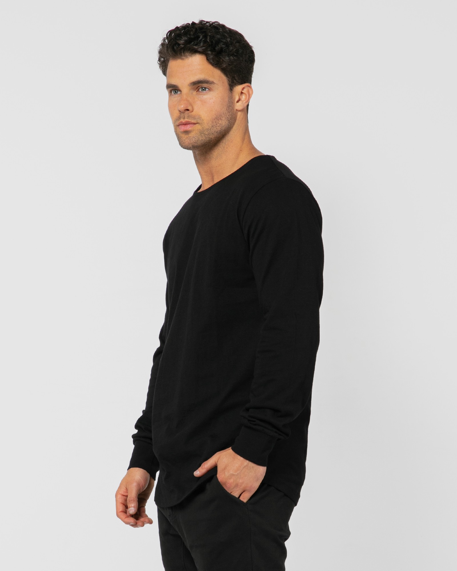 CLASSIC BLACK LONGSLEEVE TEE