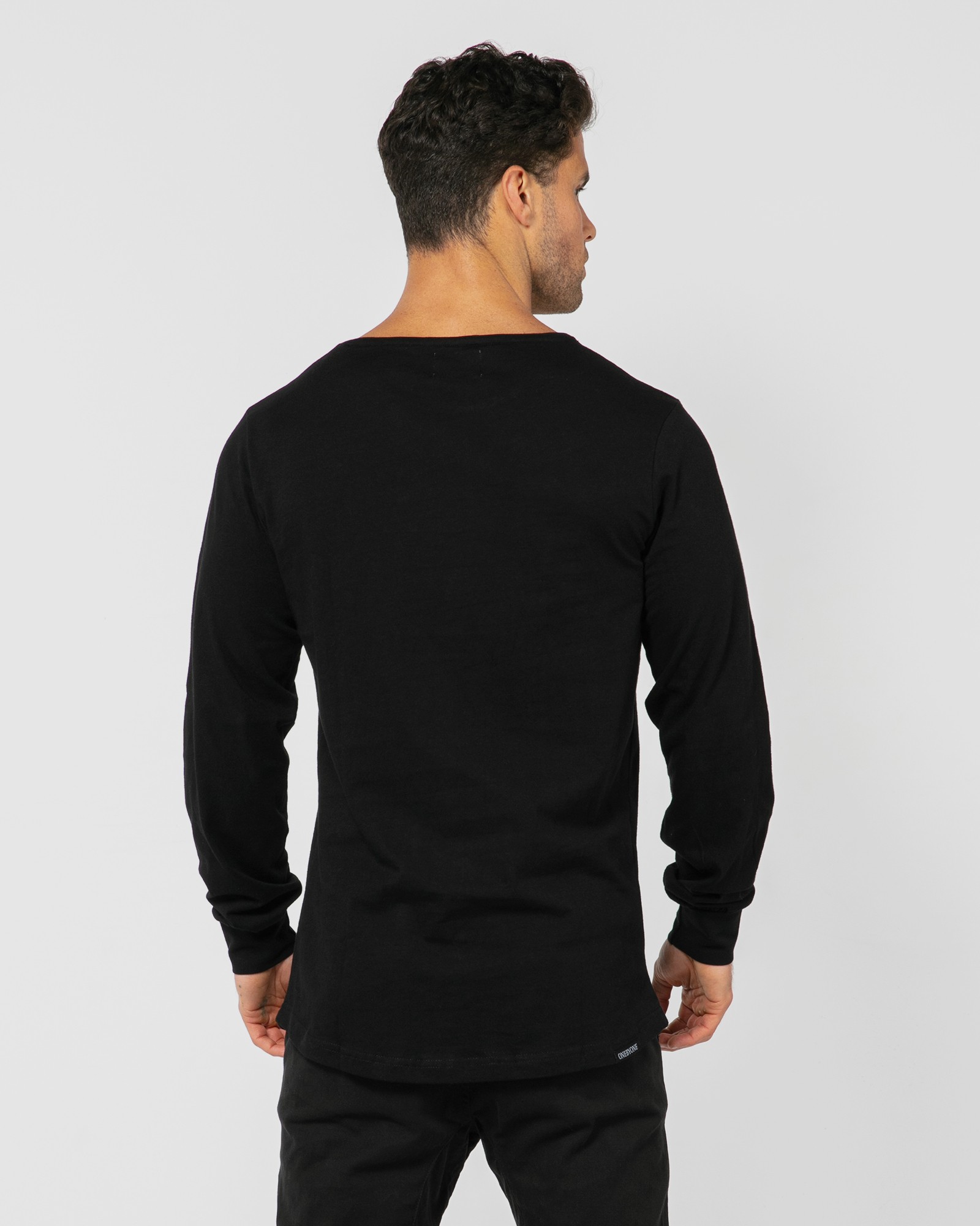 CLASSIC BLACK LONGSLEEVE TEE