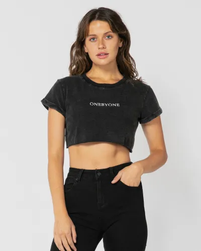 INSIGNIA BLACK CROP TEE